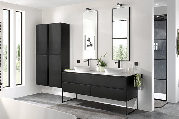 Zwarte badkamermeubel en zwarte badkamerkraan inspiratie (Foto X2O  op DroomHome.nl)
