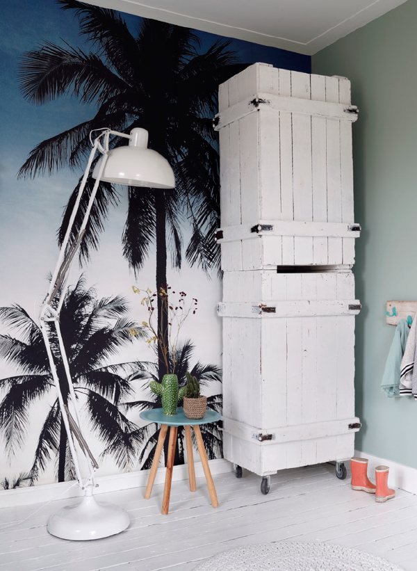 ESTAhome behang collectie Regatta Crew Surf Edition – Palmen en strand (Foto ESTAhome wallpaper op DroomHome.nl)