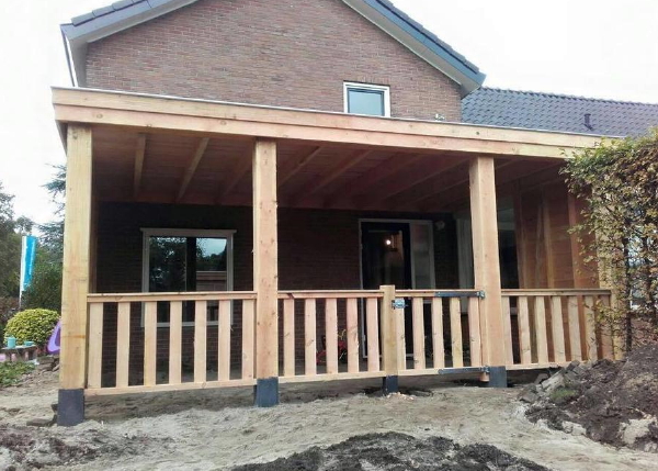 Betonelementen voor in de tuin inspiratie – Betonpoeren voor veranda’s en terrasoverkapping. (Foto Betondingen  op DroomHome.nl)