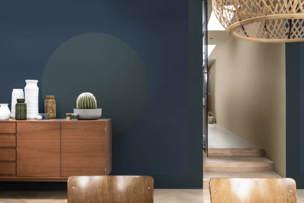 Flexa Kleur van het Jaar 2021 Brave Ground – Flexa kleurentrend Earth – Woonkamer in bruin, blauw en groen tinten (Foto Flexa Kleurentrends 2021 - www.flexa.nl  op DroomHome.nl)