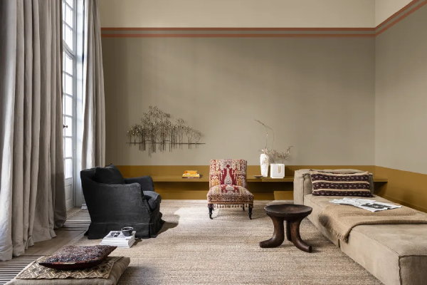 Flexa Kleur van het Jaar 2021 Brave Ground – Flexa kleurentrend Timeless – Woonkamer in geel en oker verf kleur (Foto Flexa Kleurentrends 2021 - www.flexa.nl  op DroomHome.nl)