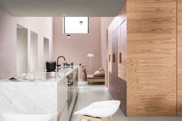 Flexa Kleur van het Jaar 2021 Brave Ground – Flexa kleurentrend Expressive - Marmer met houten keuken (Foto Flexa Brave Ground  op DroomHome.nl)