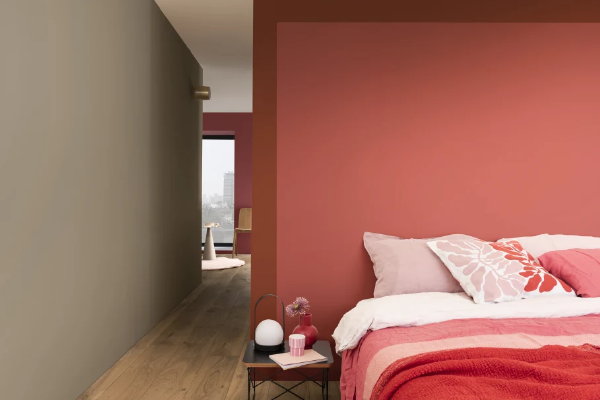 Flexa Kleur van het Jaar 2021 Brave Ground – Flexa kleurentrend Expressive – Slaapkamer in roze en rood verf kleur (Foto Flexa Kleurentrends 2021 - www.flexa.nl  op DroomHome.nl)