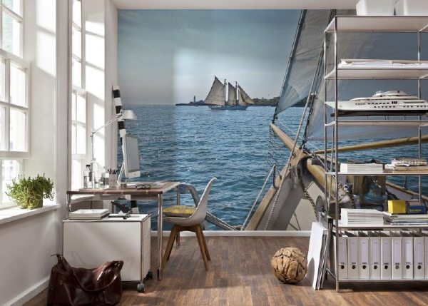 Fotobehang inspiratie in de woonkamer – Zeilboot en strand (Foto Komar National Geographic, Voordeelbehangshop.nl op DroomHome.nl)