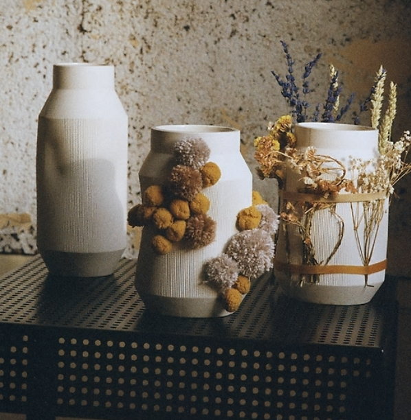 DIY collectie SJÄLVSTÄNDIG van Ikea met keramische vazen met handafdruk. (Foto Ikea  op DroomHome.nl)