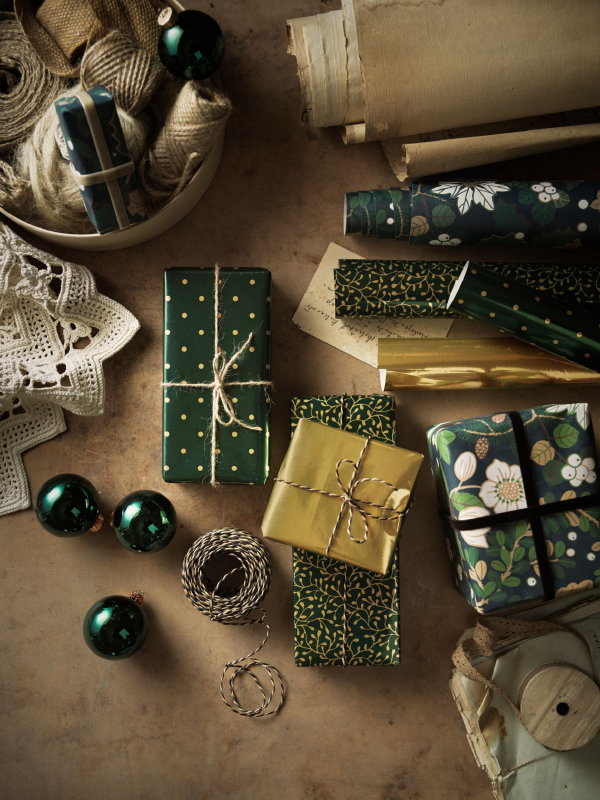 Ikea kerst 2020 collectie – Ikea kerstcadeaus inpakken met groen en goud kerstpapier, lintjes, touw en labels. (Foto Ikea  op DroomHome.nl)