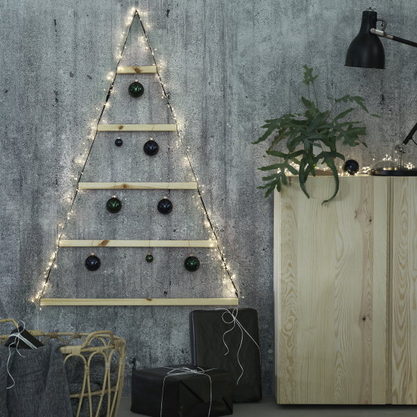 Ikea kerst 2020 collectie – Alternatieve Ikea kerstboom en kerstkaartenhanger met kerstballen. (Foto Ikea  op DroomHome.nl)