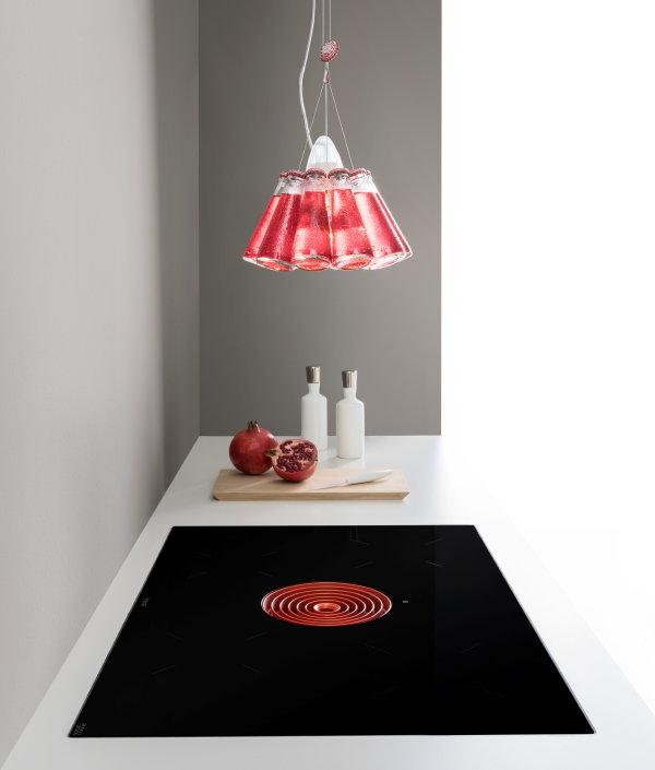 Bora Pure – inductiekookplaat met kookveldafzuiging – design instroomsproeier in kleur rood (Foto Bora  op DroomHome.nl)