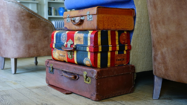 Interieur personaliseren tips – Oude koffers als bijzettafel (Foto Pixabay.com, MikesPhotos  op DroomHome.nl)