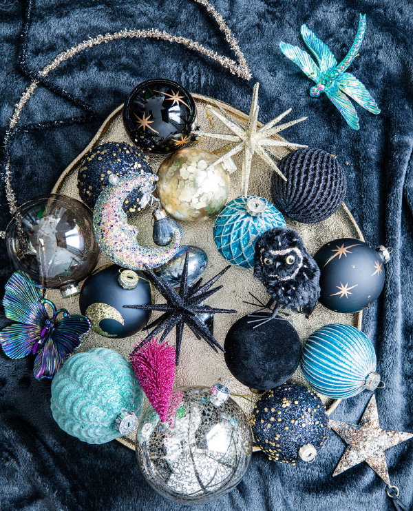 Kersttrends 2021 Intratuin – Intratuin kerstversiering met blauw, zwart en andere donkere Intratuin kerstballen (Foto Intratuin  op DroomHome.nl)