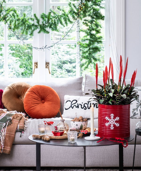 Kersttrends 2021 Intratuin – Traditionele Intratuin kerstdecoratie in een eigentijds jasje  met rood, wit, groen en bruine Intratuin kerstballen. (Foto Intratuin  op DroomHome.nl)