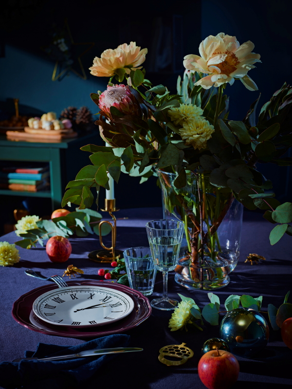 Kerst - feestdagen gedekte tafel met Ikea winter collectie 2018 – servies, bestek, glazen, tafellakens en kandelaars. (Foto Ikea  op DroomHome.nl)