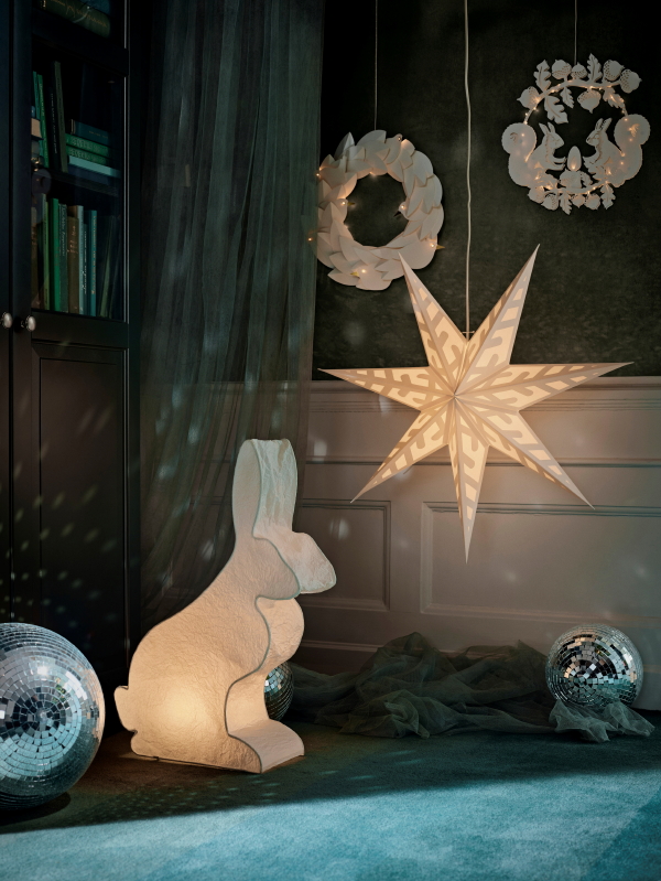 Kerst - feestdagen met Ikea winter collectie 2018 – Strala sfeervolle led lichtjes, kerstster, konijn en kerstkrans met kerstverlichting. (Foto Ikea  op DroomHome.nl)