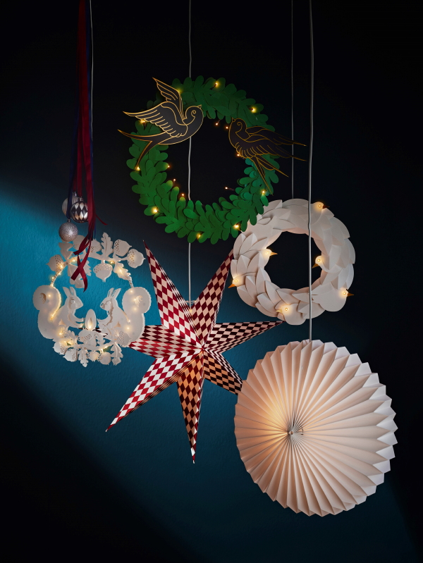 Kerst - feestdagen met Ikea winter collectie 2018 – Strala sfeervolle led lichtjes, kerstster en kerstkrans met kerstverlichting. (Foto Ikea  op DroomHome.nl)