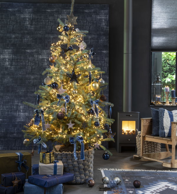 Intratuin kersttrend 2018: Denim Blues met blauwe kerstdecoratie in de kerstboom (Foto Intratuin, Louis Lemaire  op DroomHome.nl)