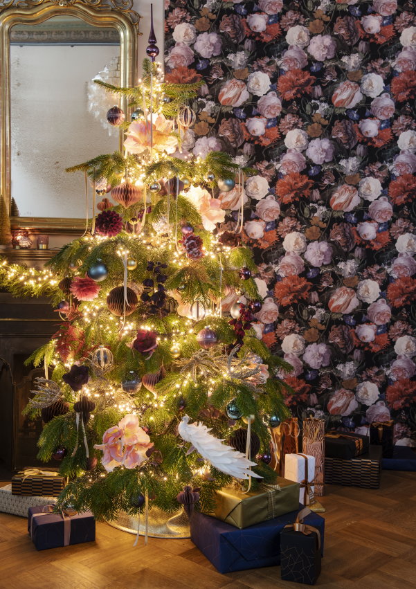 Intratuin kersttrend 2018: Floral Deluxe – weelderige kerstballen en luxueuze gedekte kersttafels (Foto Intratuin, Louis Lemaire  op DroomHome.nl)