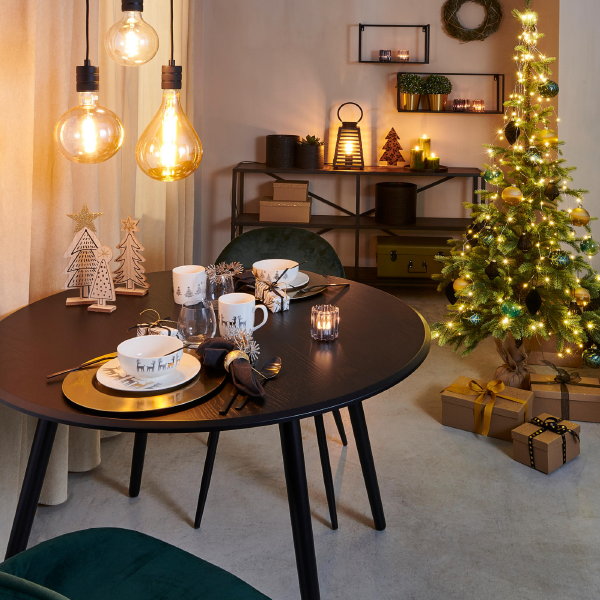 Casa kerst – Industriële kersttrend 2019: warm en pittig – luxe kerst trend met stoere kerstdecoratie, kerst verlichting en kerstbomen in zwart en goud met o.a. dierenprint kerstballen (Foto Casa  op DroomHome.nl)