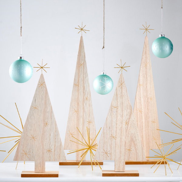 Casa kerst – Scandinavische kerst trend 2019: koel en trendy – Wit en blauw als kerstkleuren voor de kerstdecoratie in de kerstboom en alternatieve kerstbomen (Foto Casa  op DroomHome.nl)