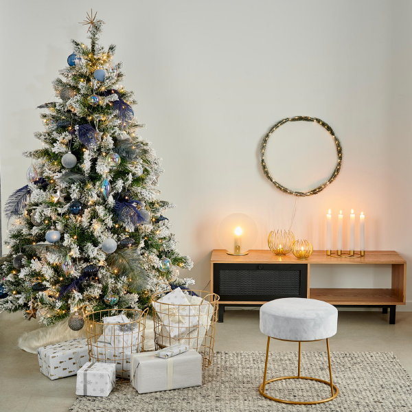 Casa kerst – Scandinavische kerst trend 2019: koel en trendy – Wit en blauw als kerstkleuren voor de kerstdecoratie in de kerstboom (Foto Casa  op DroomHome.nl)