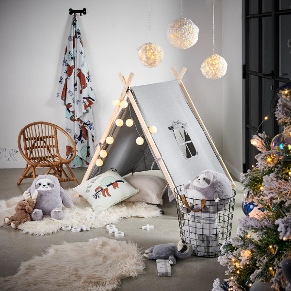 Casa kerst – kinderkamer kerst trend 2019: versier de tipi tent met een lichtslinger en een kleine kerstboom (Foto Casa  op DroomHome.nl)
