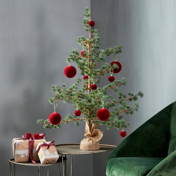 Casa kerst – Traditionele kersttrend 2019: klassiek gezellig – Velvet kerstballen in groen en rood - kerstdecoratie, kerst verlichting en kerstbomen (Foto Casa  op DroomHome.nl)