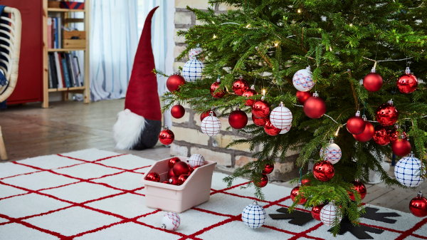 Ikea kerst 2019 – Traditionele kerstboom met rode kerstballen (Foto Ikea  op DroomHome.nl)