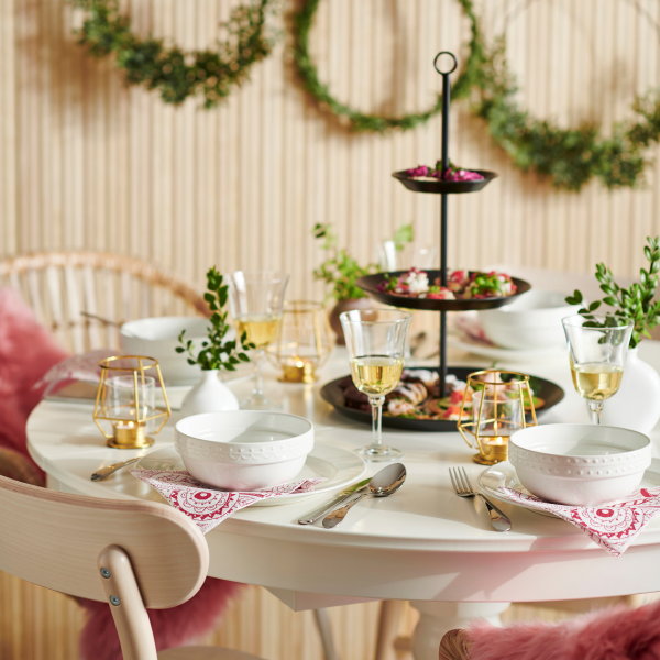 Ikea kerst 2019 – Gedekte kersttafel met Ikea servies, glazen, tafellaken en etagère met hapjes (Foto Ikea  op DroomHome.nl)