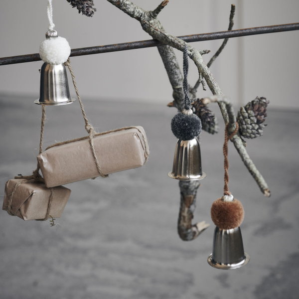 House Doctor kerst 2020 kersttrend: Ingetogen Bohemian Kerst – Kersttakken met kerstballen, kersthangers en kerstcadeaus (Foto House Doctor  op DroomHome.nl)