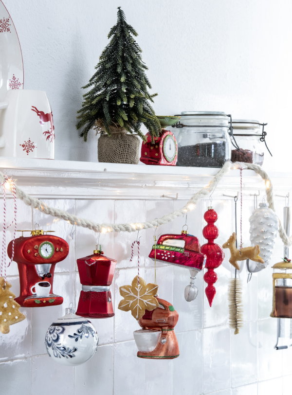 Intratuin kersttrends 2020: Snowy Xmas – Intratuin kerstballen koffiemaker, espressoapparaat, mixer, keukenmachine en wijn (Foto Louis Lemaire, Intratuin op DroomHome.nl)