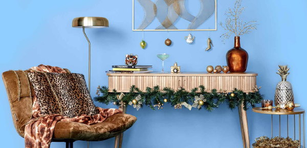 6 Kersttrends 2020: Gold Glamorous met kerstkleuren goud, brons, zwart en dierenprint kerstballen, woonaccessoires, kussens, plaids en kerstversiering (Foto Bol.com  op DroomHome.nl)