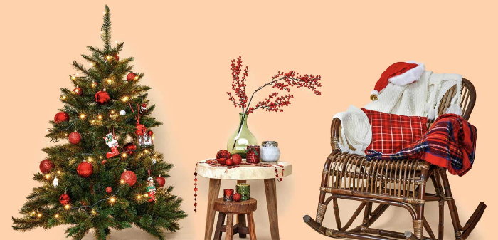 6 Kersttrends 2020: Klassieke Wonderful christmas met kerstkleuren wit, groen en rode kerstballen, droogbloemen, woonaccessoires en kerstversiering (Foto Bol.com  op DroomHome.nl)