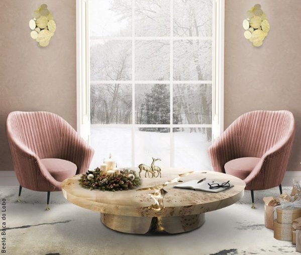 Kerst 2019: Boca do Lobo armchair: poederroze fauteuils en Empire Center Table salontafel met luxeuze kerstdecoratie versiering (Foto Boca do Lobo  op DroomHome.nl)
