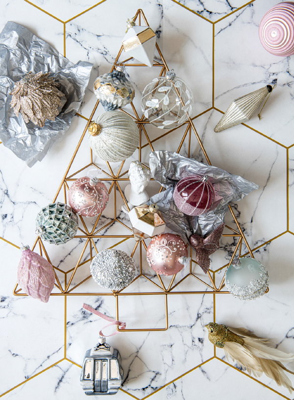 Kersttrends 2021 Intratuin – Intratuin kerstversiering met roze, wit, zilver en gouden Intratuin kerstballen (Foto Intratuin  op DroomHome.nl)