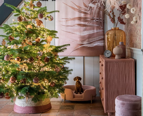 Kersttrends 2021 Intratuin – Intratuin kerstboom met roze, terra, zalmroze, oranje en cement roze Intratuin kerstballen (Foto Intratuin  op DroomHome.nl)