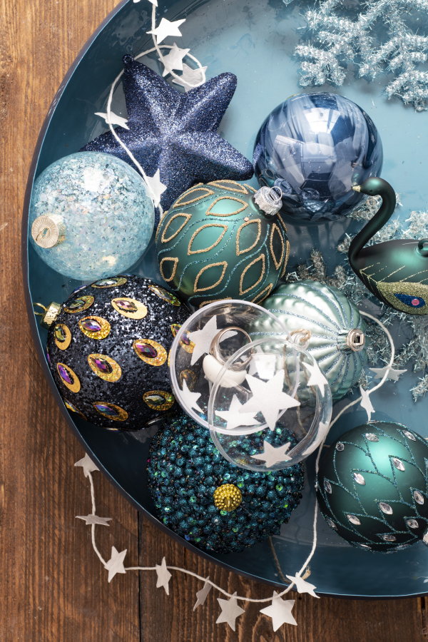 Kersttrend 2019 Mystic Nature – Kerstballen in de kerstkleuren: wit, blauwen turquoise (Foto Louis Lemaire, Intratuin  op DroomHome.nl)