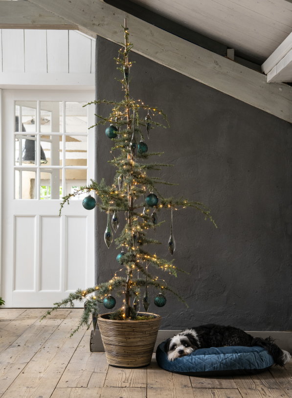 Kersttrend 2019 Mystic Nature – Kerstboom met kerstballen en kerstdecoratie in de kerstkleuren: wit, blauwen turquoise (Foto Louis Lemaire, Intratuin  op DroomHome.nl)