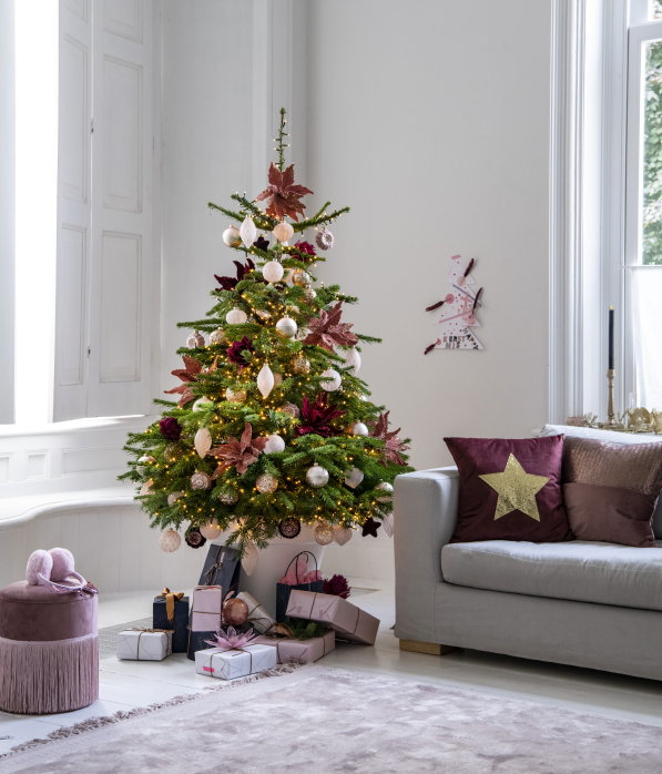 Kersttrend 2019 Shades of Glamour – Prachtige kerstboom met kerstballen en kerstversiering in kerstkleuren: tinten roze, wit en ossenbloed rood (Foto Louis Lemaire, Intratuin  op DroomHome.nl)