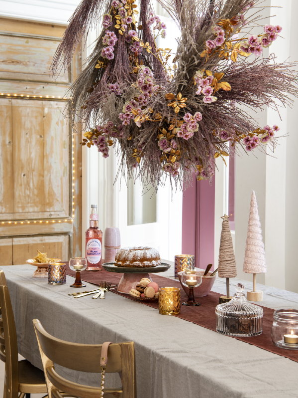 Kersttrend 2019 Shades of Glamour – Gedekte kersttafel in kerstkleuren: tinten roze, wit en ossenbloed rood met kerstdecoratie inspiratie (Foto Louis Lemaire, Intratuin  op DroomHome.nl)