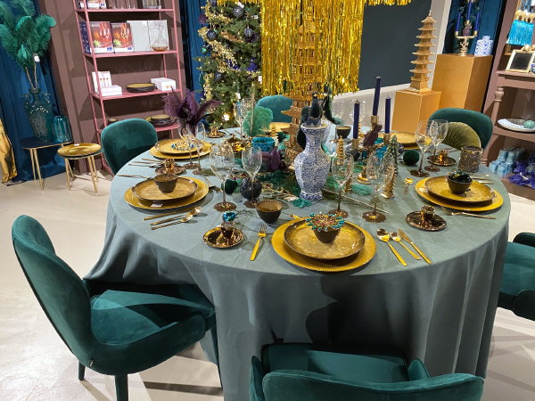 Kerst 2020 - Kersttafel dekken trend Amazing Oriental in petrol, bordeaux en turquoise kleur servies, bestek en kerstversiering (Foto Morres  op DroomHome.nl)