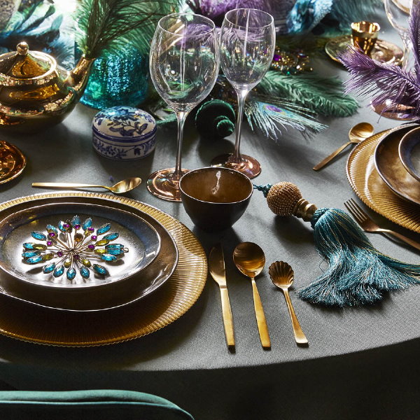 Kerst 2020 - Kersttafel dekken trend Amazing Oriental in petrol, bordeaux en turquoise kleur servies, bestek en kerstversiering (Foto Morres  op DroomHome.nl)