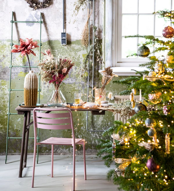 Kersttrends 2021 Intratuin – Intratuin kerstboom met roze, groene en insecten Intratuin kerstballen (Foto Intratuin  op DroomHome.nl)