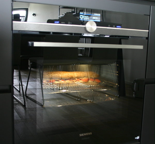 Eindresultaat van de nieuwe I-KOOK keuken (blog 6) – Gevuld stokbrood in Siemens combi-magnetron (HM836GNB6) (Foto DroomHome.nl)