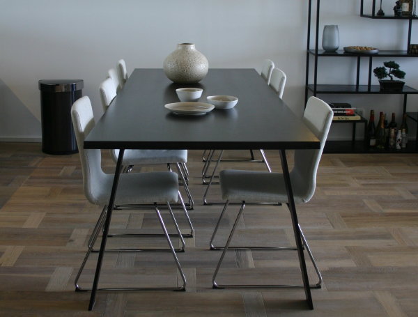 Eindresultaat van de nieuwe I-KOOK keuken (blog 6) – Enzo Luca bruin/zwarte houten eettafel en stoelen, Casa geglazuurd servies. (Foto DroomHome.nl)