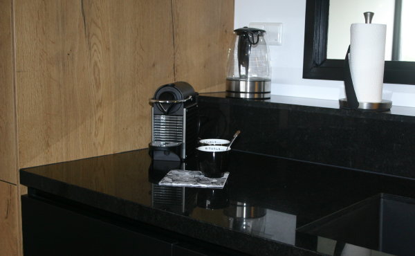 Eindresultaat van de nieuwe I-KOOK keuken (blog 6) – Bijpassende keukenaccessoires als Nespresso apparaat en glazen waterkoker. (Foto DroomHome.nl)