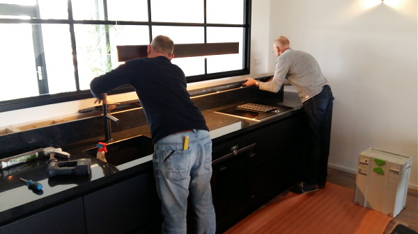 Eindresultaat van de nieuwe I-KOOK keuken (blog 6) – Plaatsing vensterbank van graniet. (Foto DroomHome.nl)