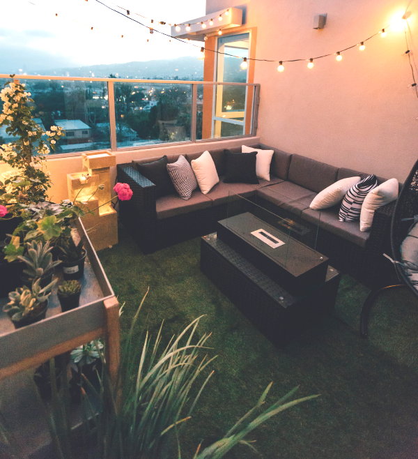 Mooi voorbeeld van kunstgras op je terras - balkon! (Foto Roberto Nickson, Unsplash.com  op DroomHome.nl)