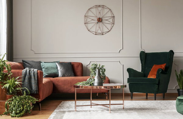 Luxe woonkamer inrichten tips – Velvet bank, kussens, poef en fauteuil (Foto 123rf.com  op DroomHome.nl)