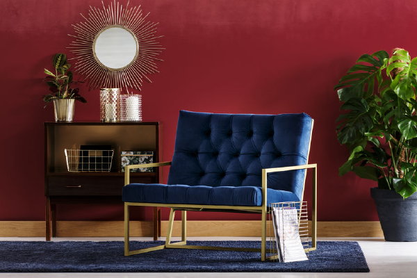 Luxe woonkamer inrichten tips – Blauwe velvet fauteuil met goud kleur (Foto 123rf.com  op DroomHome.nl)