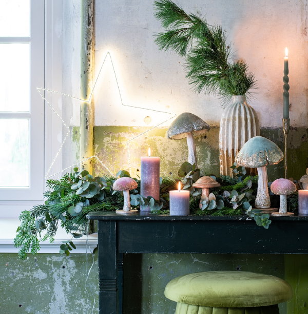 Kersttrends 2021 Intratuin – Intratuin kerstaccessoires: kaarsen, kandelaars en paddenstoelen als Intratuin kerstdecoratie (Foto Intratuin  op DroomHome.nl)