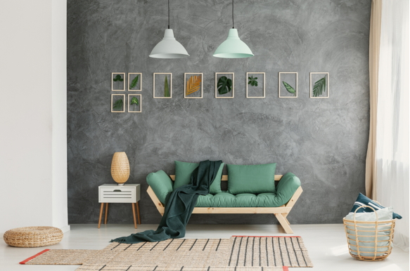 Donker Scandinavisch interieur – Betonlook behang en accessoires van natuurlijke materialen. (Foto Straluma  op DroomHome.nl) 